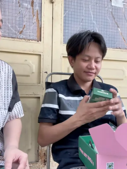 Cặp đôi cùng mở hộp quà MILIMAN