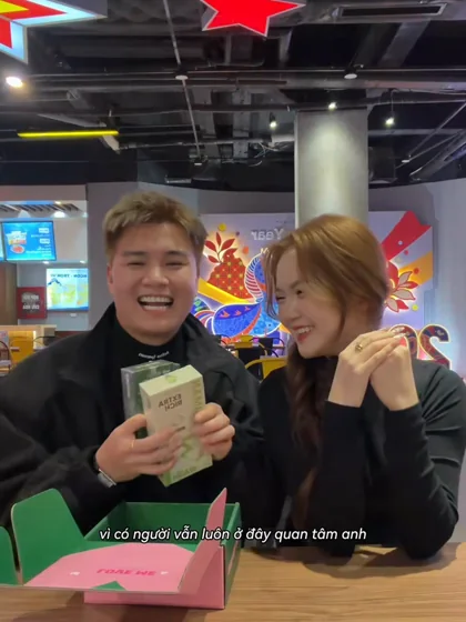 Cặp đôi cùng mở hộp quà MILIMAN