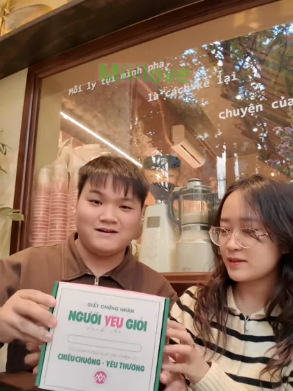 Cặp đôi cùng mở hộp quà MILIMAN