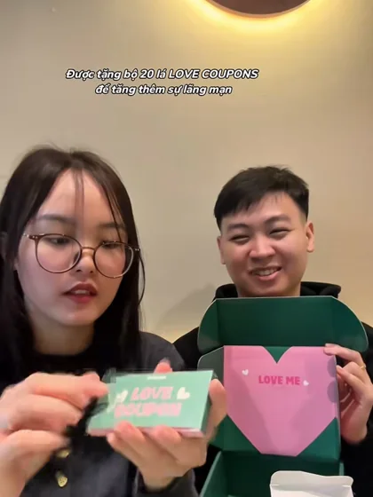 Cặp đôi cùng mở hộp quà MILIMAN