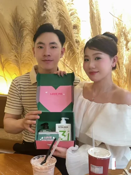 Cặp đôi cùng mở hộp quà MILIMAN