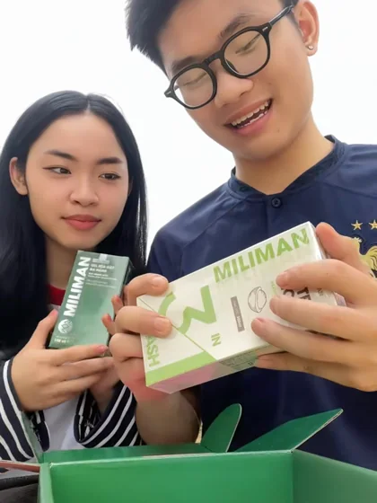 Cặp đôi cùng mở hộp quà MILIMAN