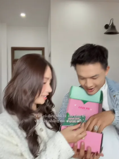 Cặp đôi cùng mở hộp quà MILIMAN