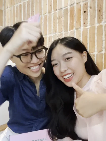 Cặp đôi cùng mở hộp quà MILIMAN