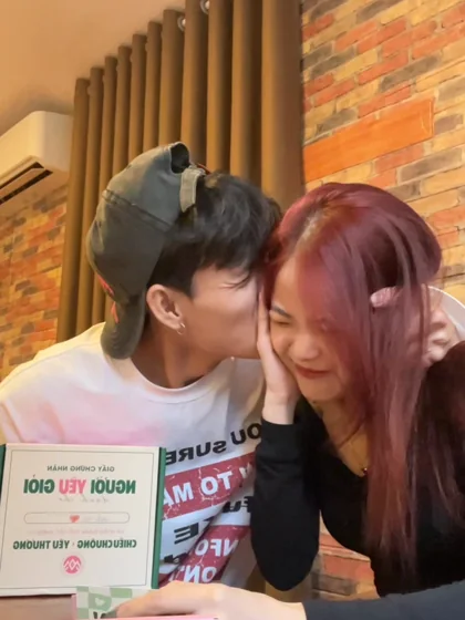 Cặp đôi cùng mở hộp quà MILIMAN