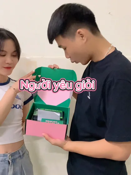 Cặp đôi cùng mở hộp quà MILIMAN