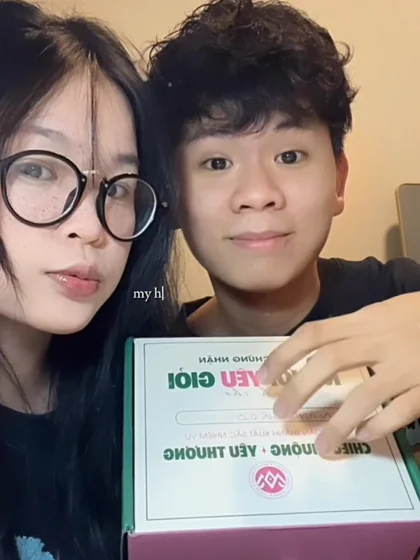 Cặp đôi cùng mở hộp quà MILIMAN