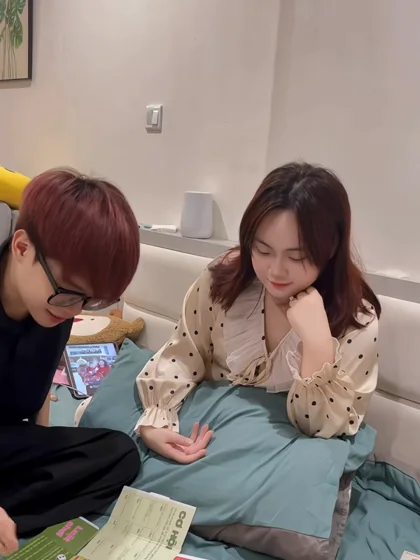 Cặp đôi cùng mở hộp quà MILIMAN