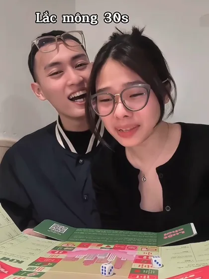 Cặp đôi cùng mở hộp quà MILIMAN