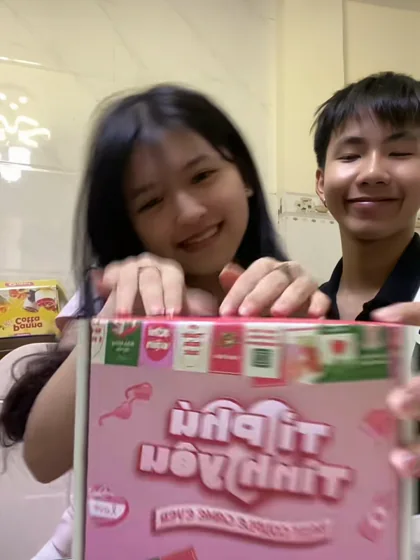 Cặp đôi cùng mở hộp quà MILIMAN