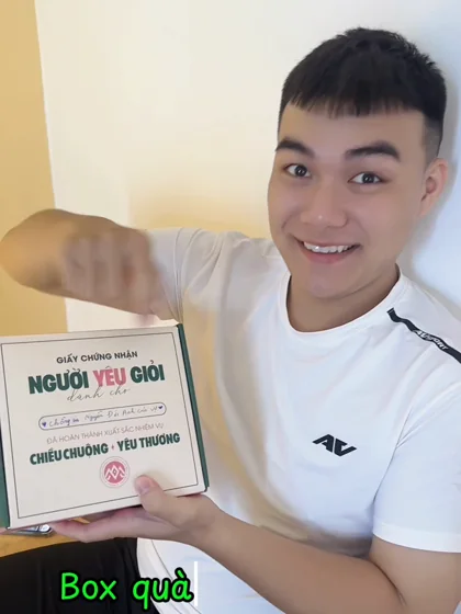 Anh mỉm cười với hộp quà và Love Coupon