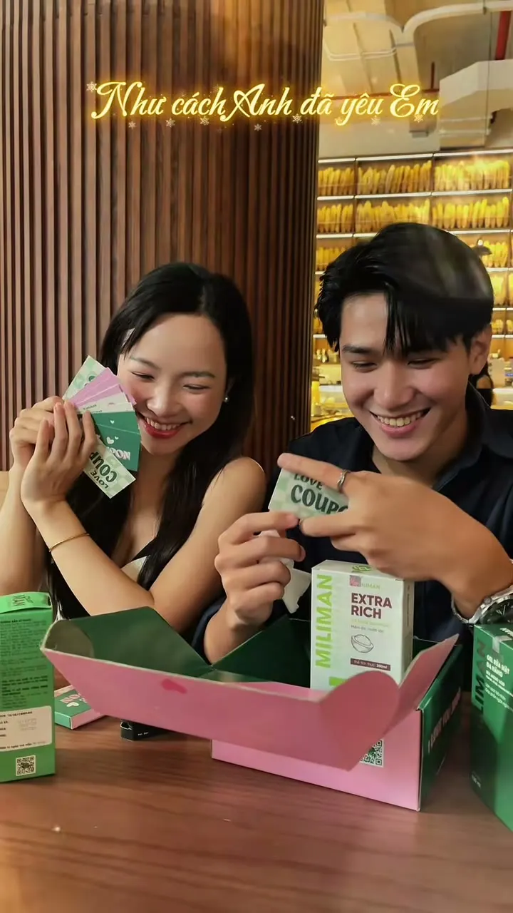 Cặp đôi cười khi mở phiếu hẹn hò