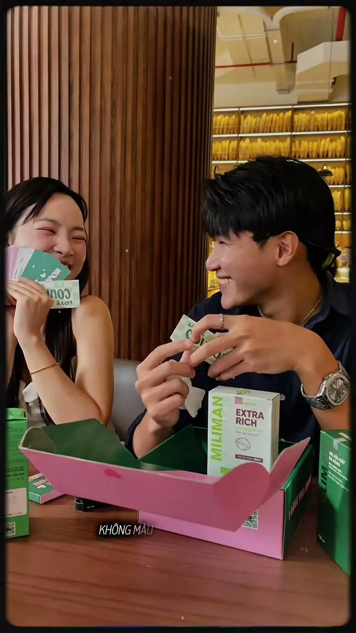 Cặp đôi mở box quà