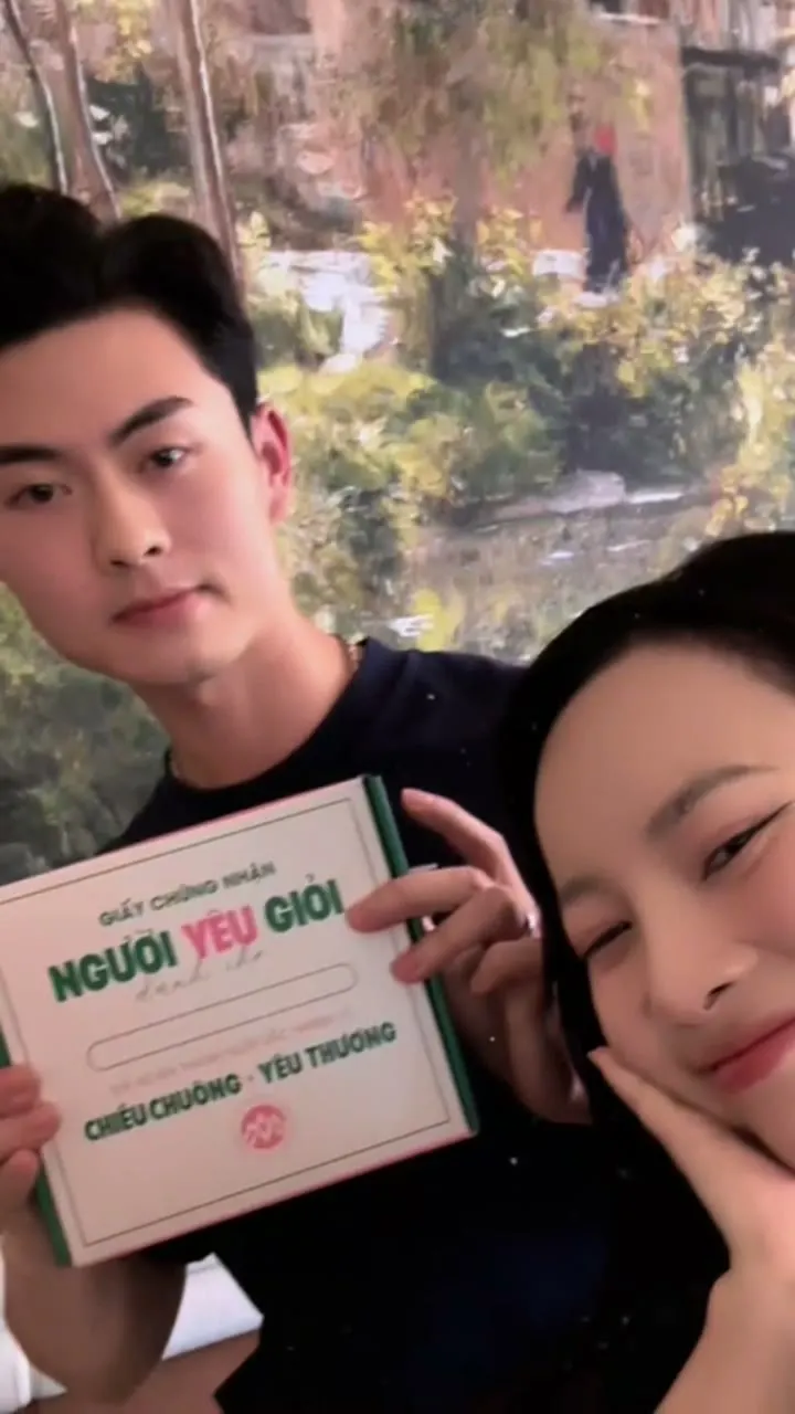 Cặp đôi khoe giấy chứng nhận Người Yêu Giỏi